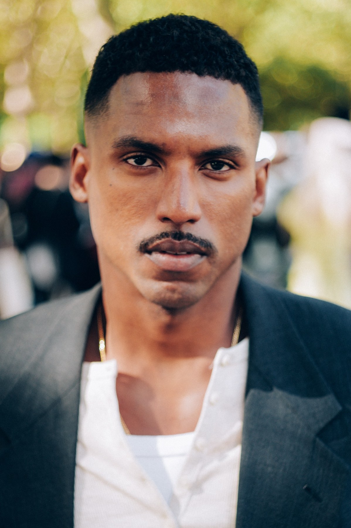 Close-up streetstyle portrait